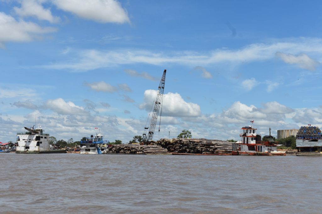 Puerto maderero Pucallpa en Perú