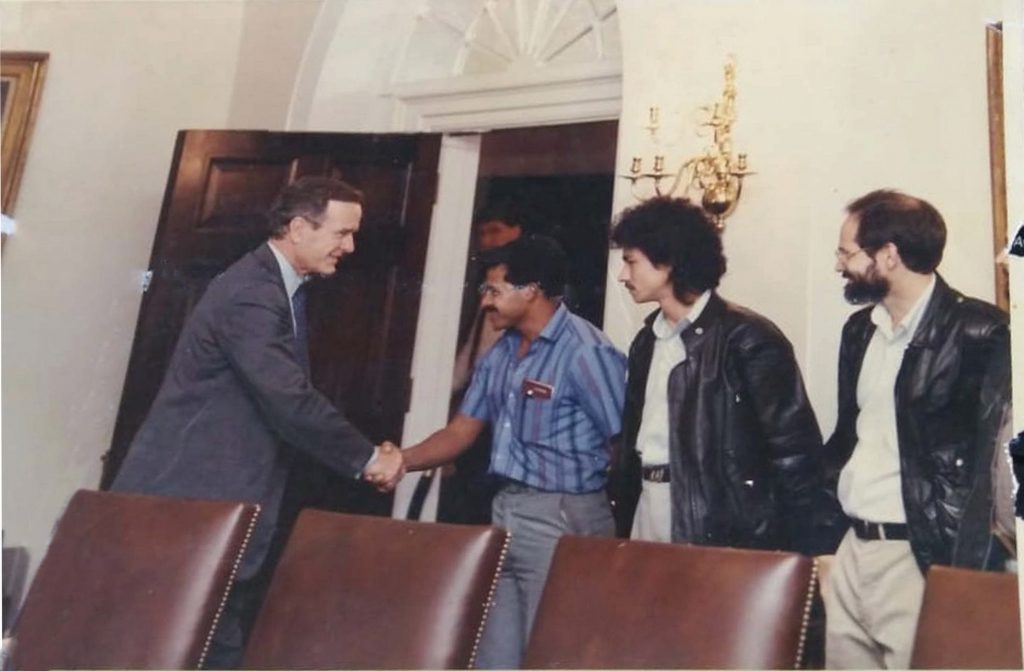 Osorno Cóleman saludando al expresidente de EE.UU. George H.W. Bush en la Casa Blanca.