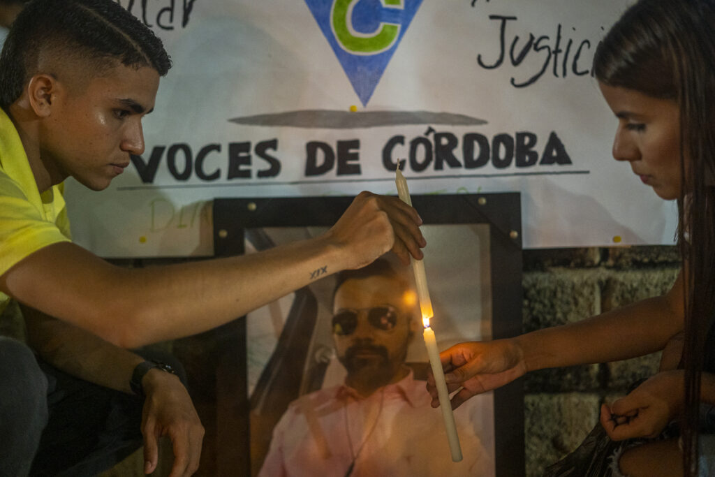 José Fernando Bula Moreno, a la izquierda, sobrino del periodista Rafael Moreno, en un homenaje a su tío tras su asesinato.