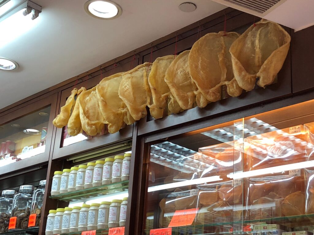 Vejigas de totoaba exhibidas en un establecimiento de Shantou, China.