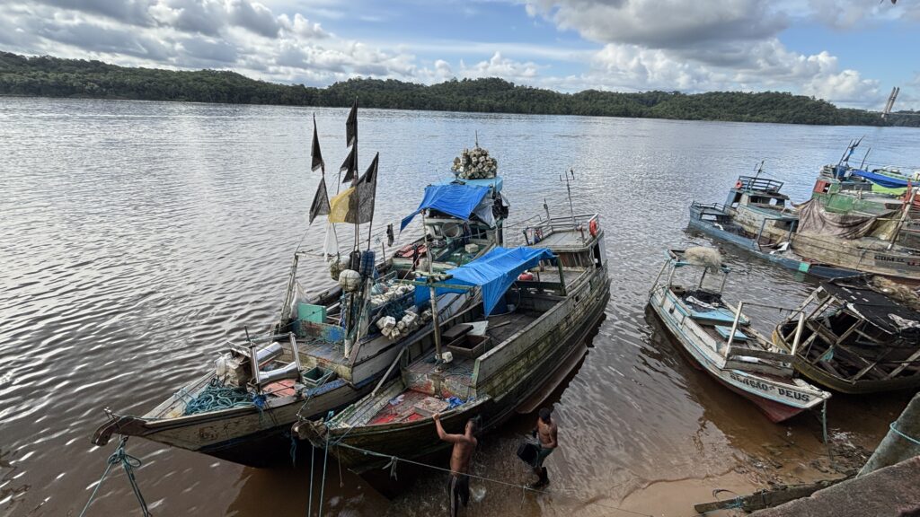 FOTO 2 – Em a?guas desafiadoras_ barco artesanal navega pelo Oiapoque em busca de sustento em tempos de escassez. – foto Davi Marworno