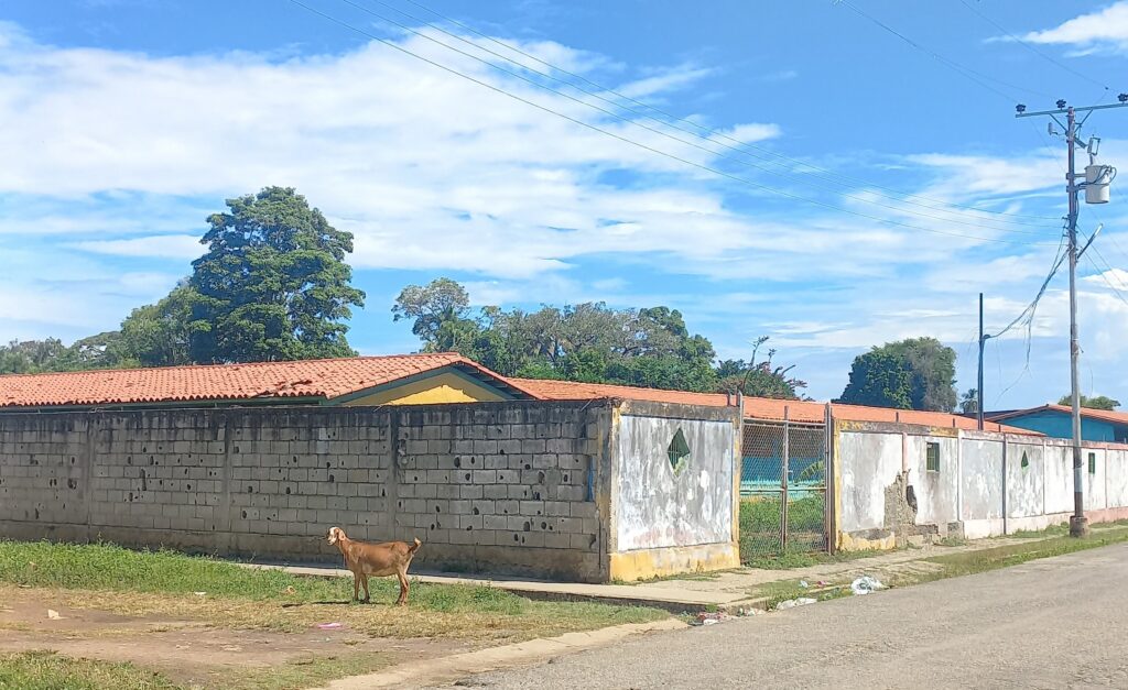 Fachada de la escuela Mari?a Blandi?n de Alfonzo