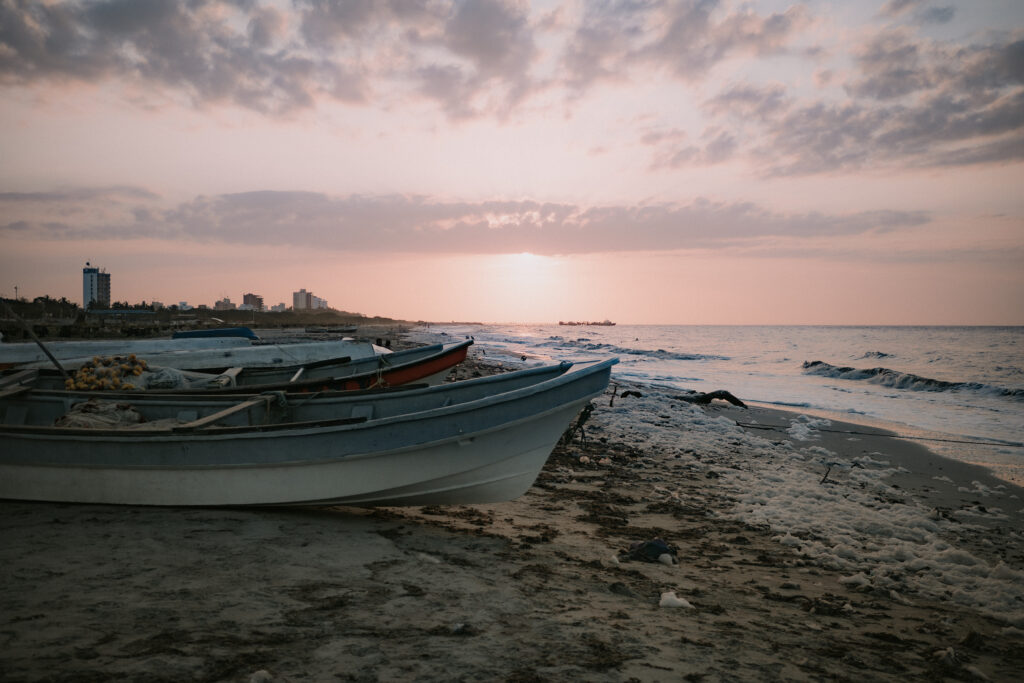 lancha en la costa
